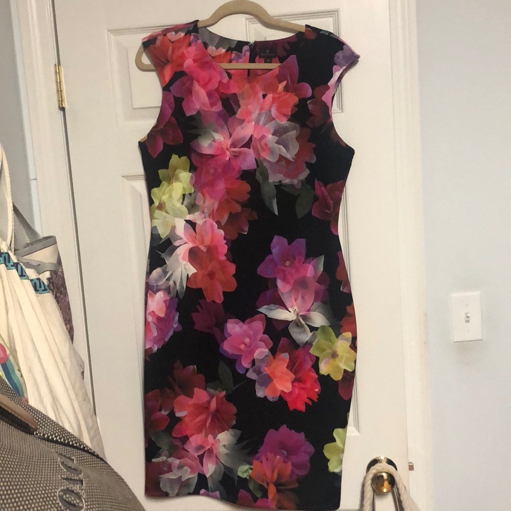 Mid-length floral Worthington stretch dress.